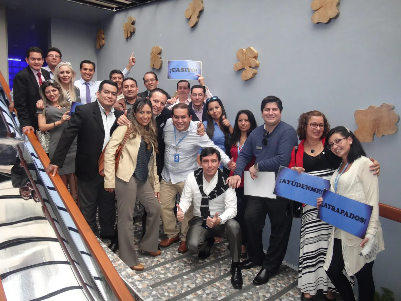 Equipo de una empresa jugando en Room Escape Ecuador
